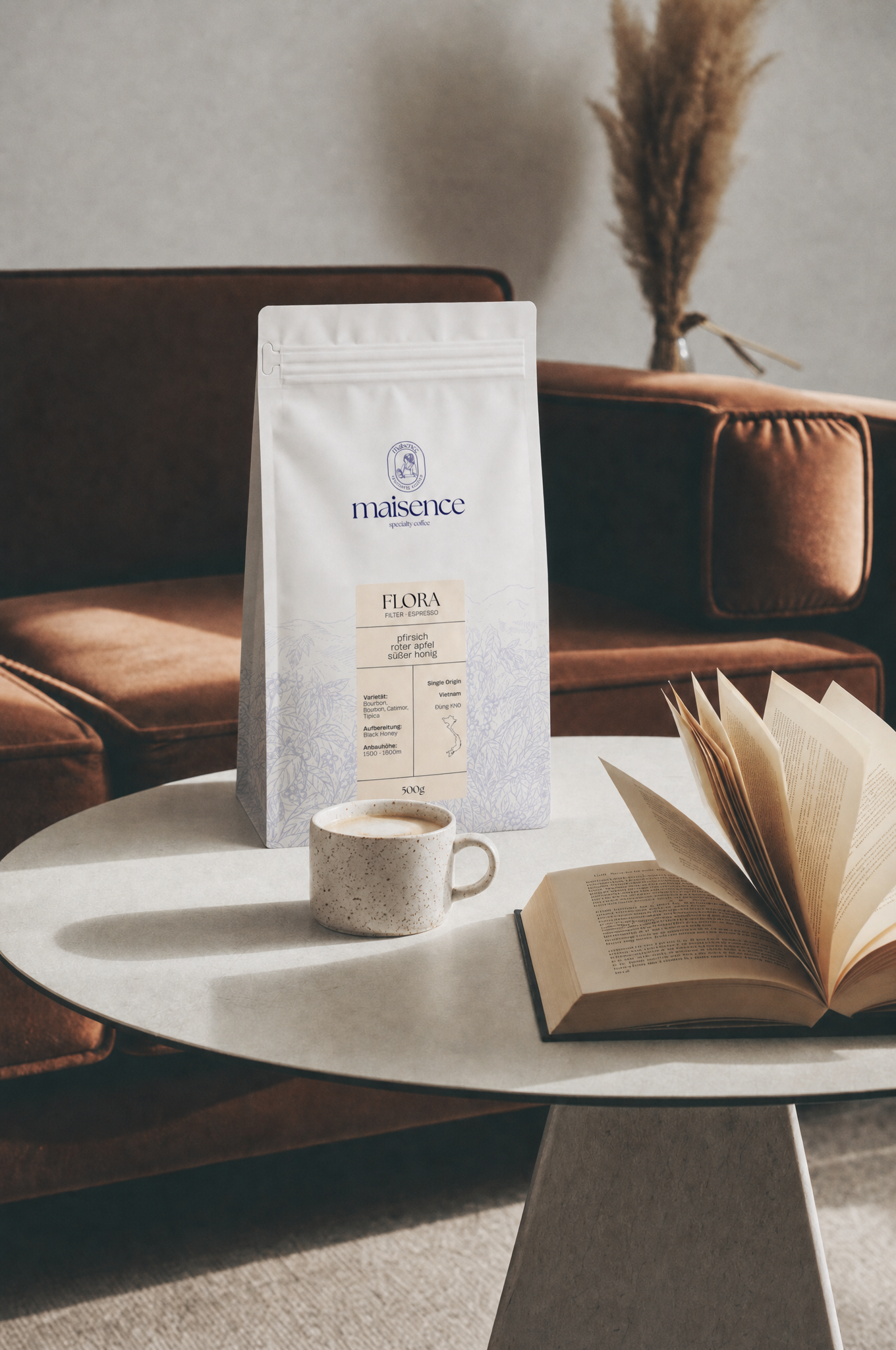 Flora Filter + Espresso – maisence auf Couchtisch mit Tasse und Buch